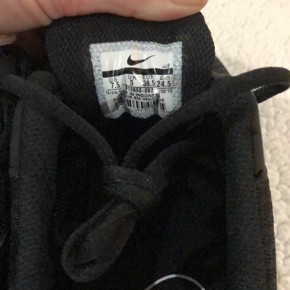 Black Nike shoes - Picture 3 of 4